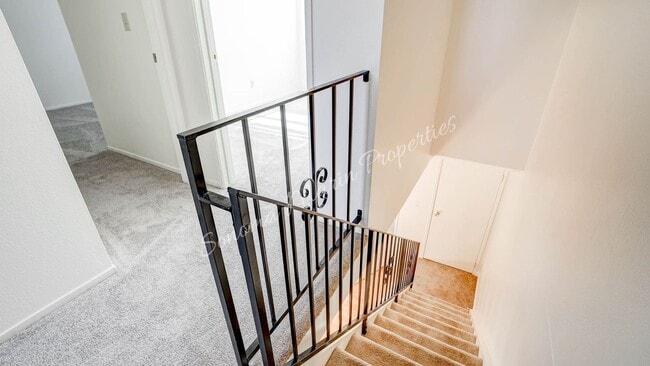 Building Photo - Lovely 3 Bedroom Townhouse ~ Water Included