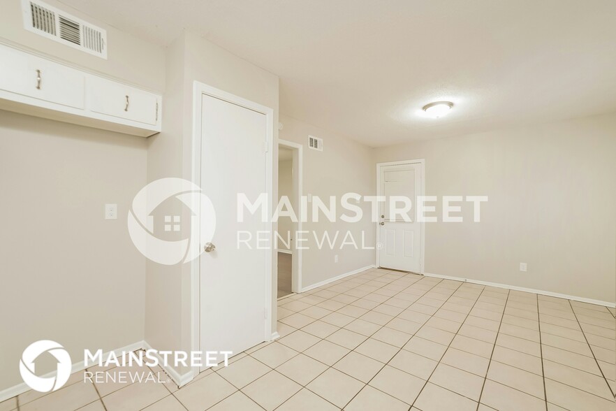 Building Photo - 3030 Normandy Dr