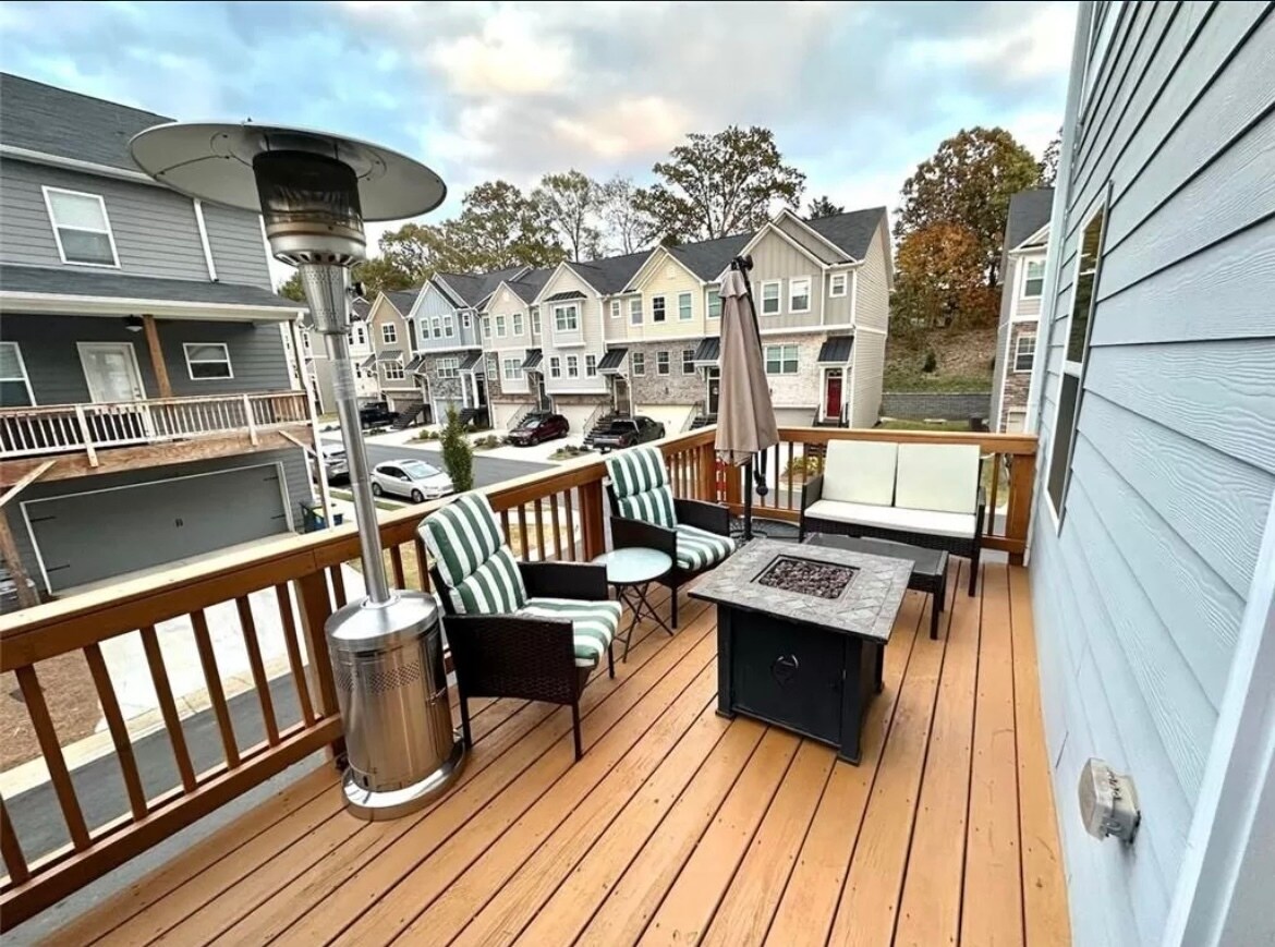 Deck off of kitchen - 3315 Hedgeway Ct