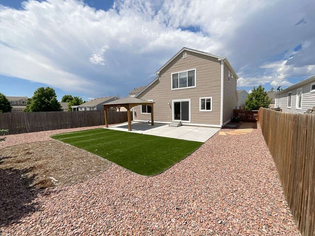 Building Photo - 4 Bedroom Home Available Near N Powers Bl ...