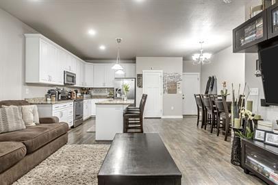 Building Photo - 1109 Emerald Pools Ln