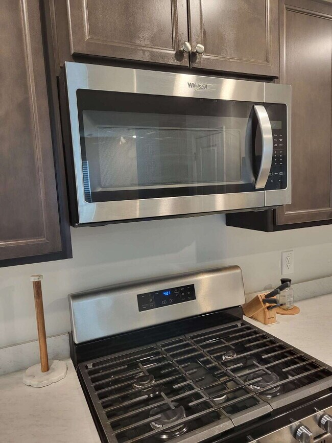 Building Photo - "Spacious Fully Furnished 4-Bedroom Townho...