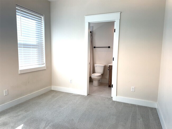 Building Photo - 5338 Donovan Gdns Ln