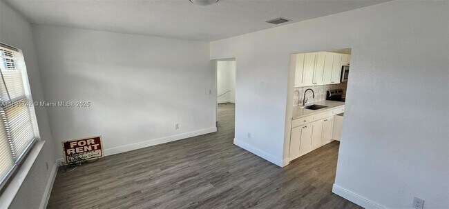Building Photo - 915 Avenue M