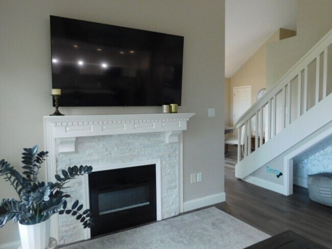 Building Photo - Beautifully Furnished Townhome With Sunset Views