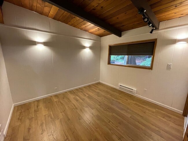 Building Photo - Fantastic 3 Bedroom Home with Gorgeous Oce...