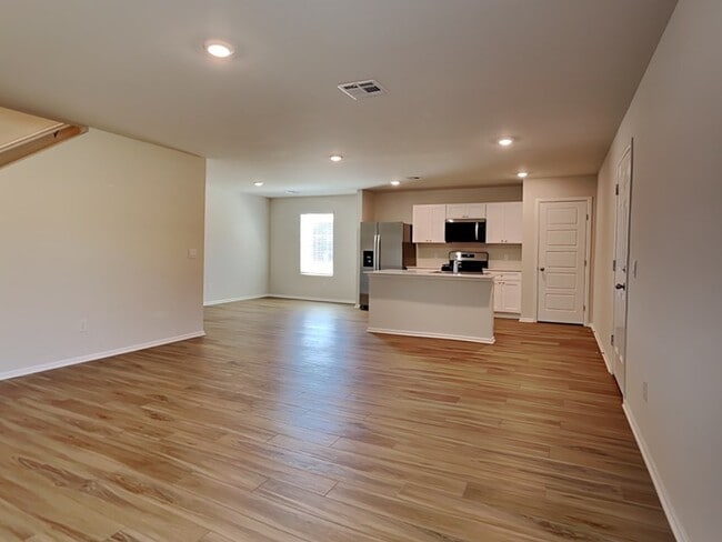 Building Photo - 529 St Charles Pl