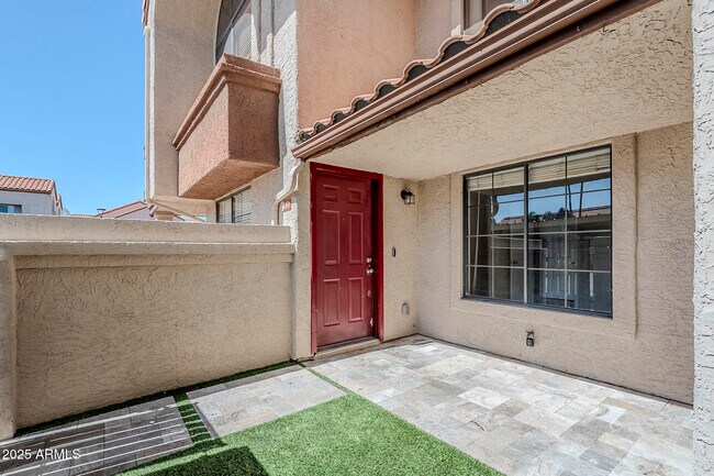 Building Photo - 818 S Westwood