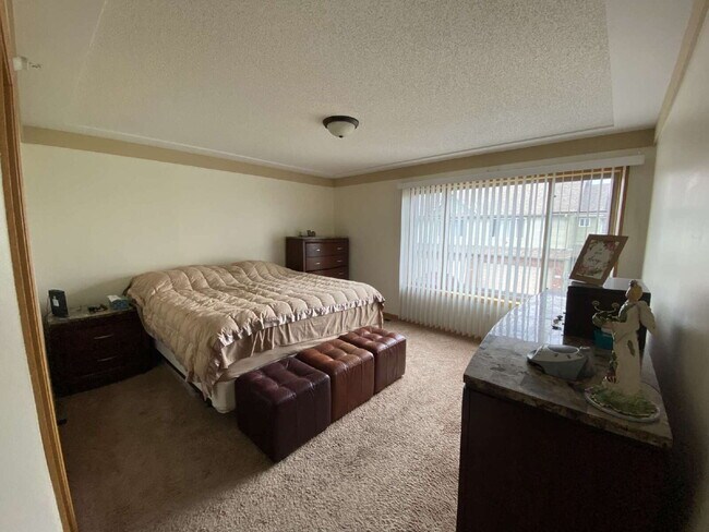 Building Photo - Roomy four-bed three-bath Townhome in Lino...