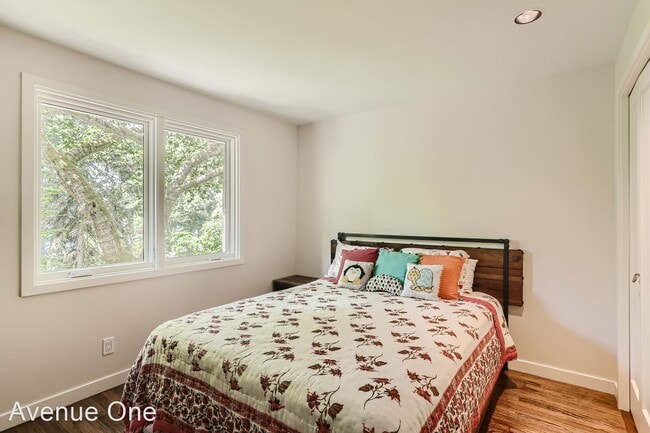 Building Photo - 4 br, 3 bath House - 10204 SE 27th St