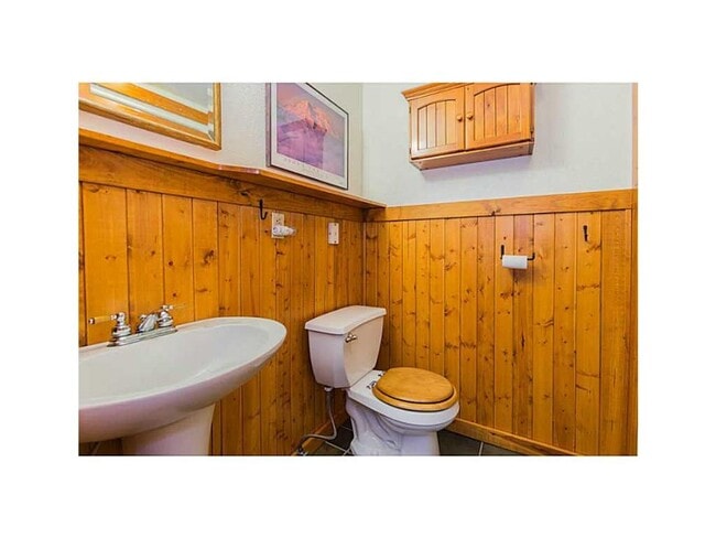 Building Photo - 4 bedroom rustic home, private acreage