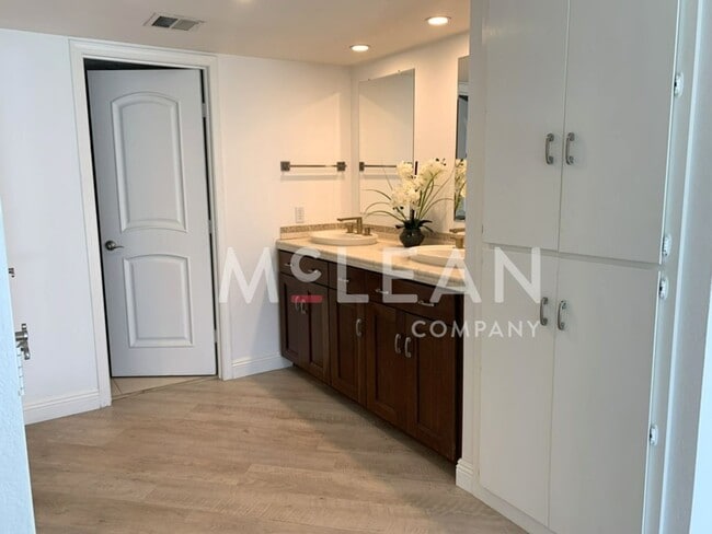 Building Photo - Beautiful Two Bedroom Condo in a Stunning ...