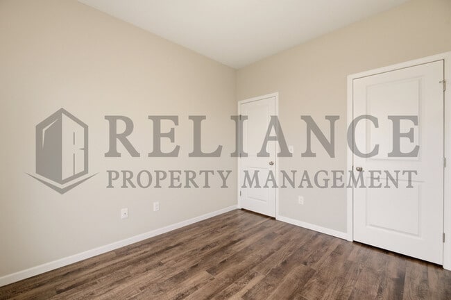 Building Photo - 452 S Longbranch Dr