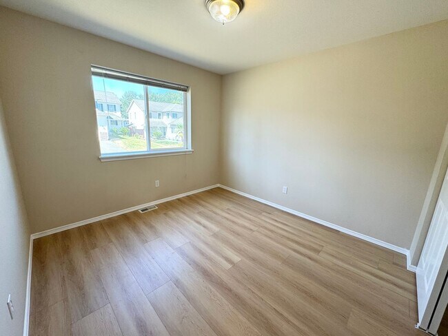 Building Photo - Spacious rambler 2 beds plus den