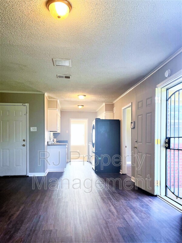 Building Photo - 3641 Bishops Bridge Rd