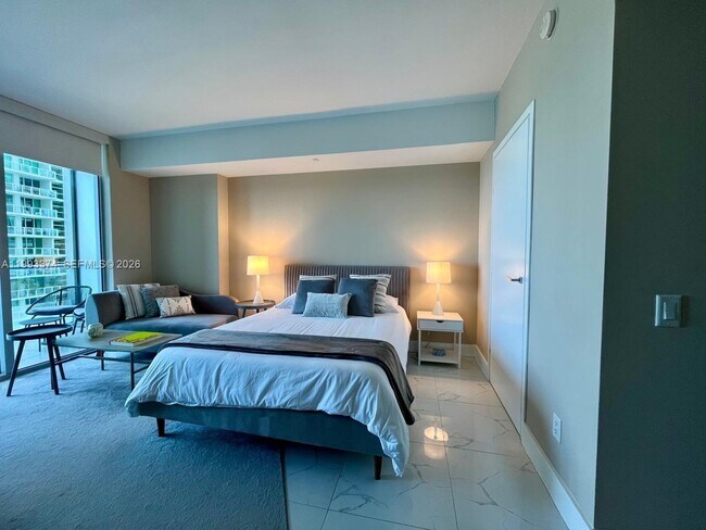 Building Photo - 1300 Brickell Bay Dr