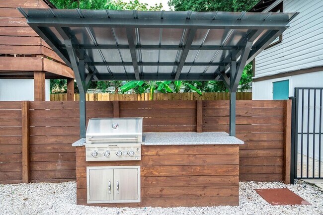 Building Photo - 409 E Jean St