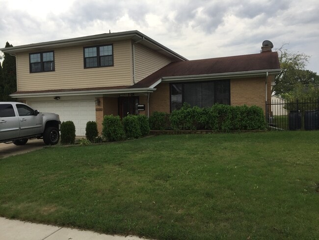 Primary Photo - 1715 W Martin Ln