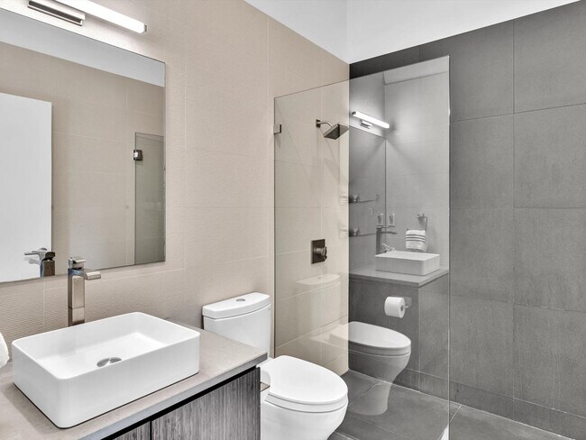 Building Photo - 1640 NE 43rd St