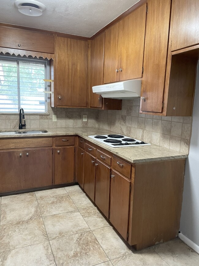 Building Photo - 1305 Peterson Dr