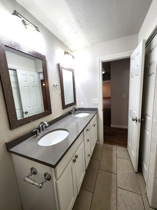 Building Photo - 4 Bed 2.5 Bath 2 Car Garage in Camelot Addition NW OKC