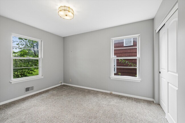 Building Photo - 805 N Mitchell Ave
