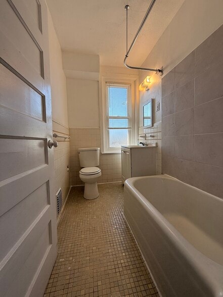 Building Photo - 1605 DeKalb St