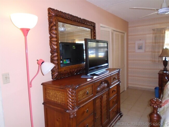 Building Photo - 3165 NE 48th Ct