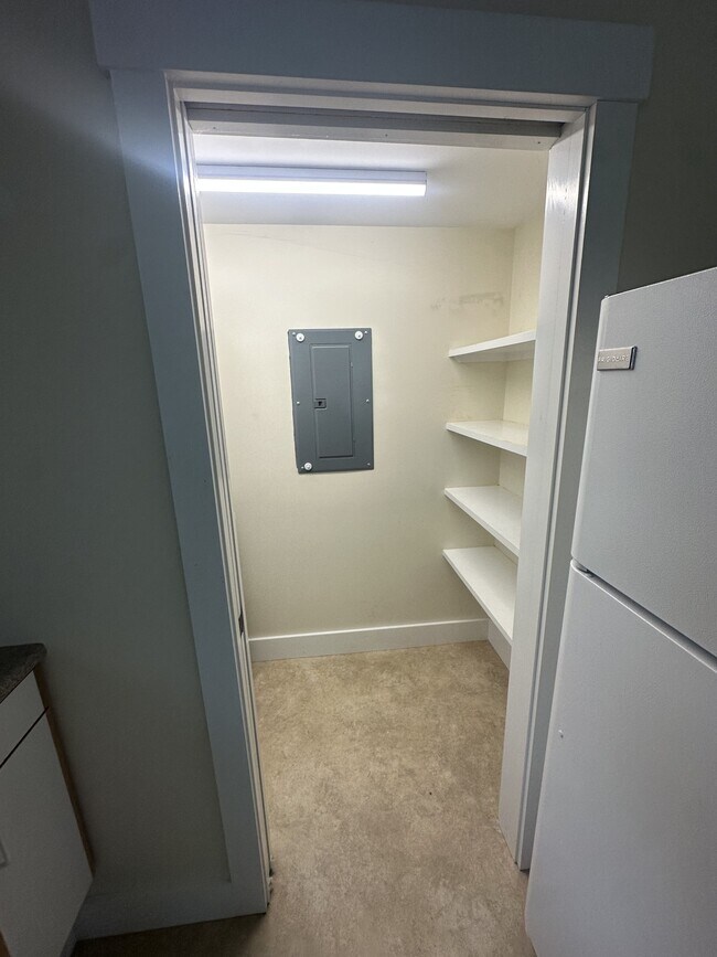 Building Photo - 799 River Rd