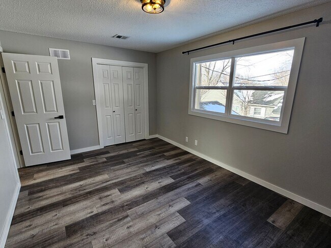 Building Photo - Like new large 2 bedroom apt coming available!