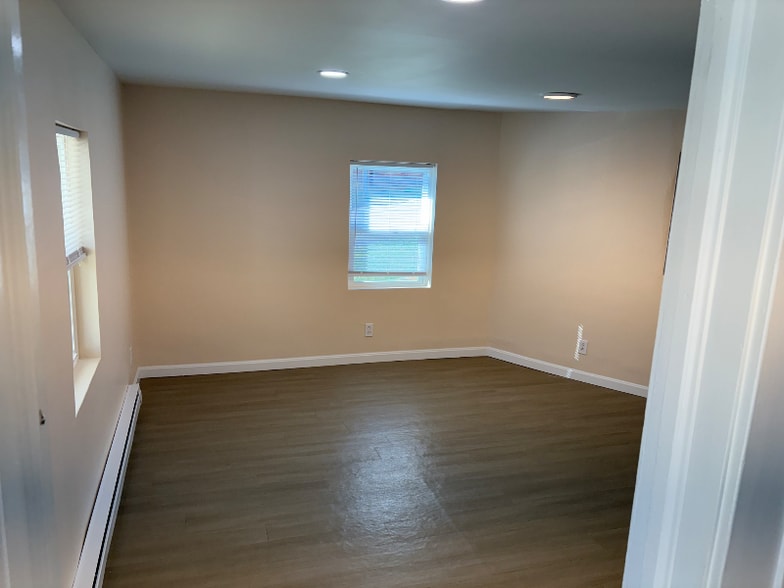 Building Photo - 727 James St