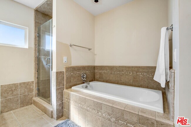 Building Photo - 2623 S Beverly Dr