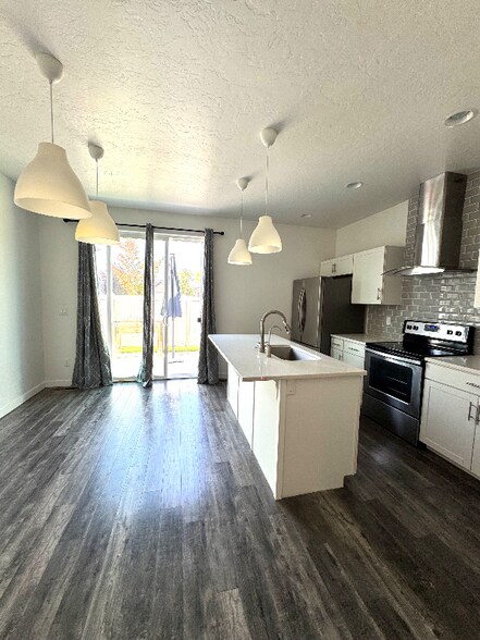 Building Photo - 2090 W Claira Rd