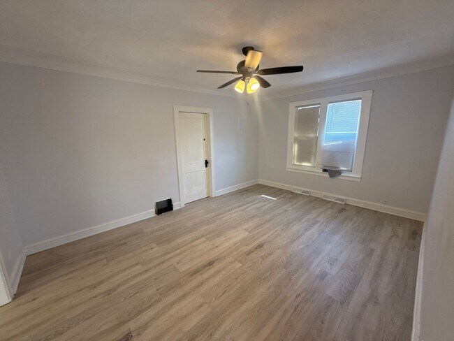 Building Photo - Available Now - Single Family House 5 Bedroom 2 Bath located in Roseland Area