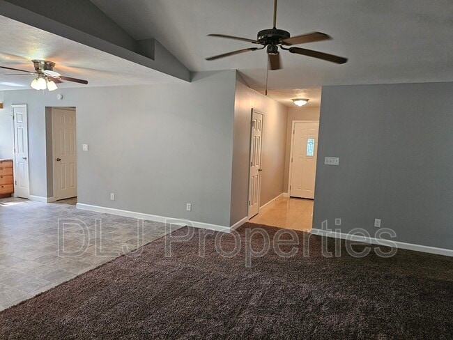 Building Photo - 546 Betty Lou Dr