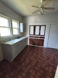 Building Photo - Spacious 3 Bedroom Located Near University...