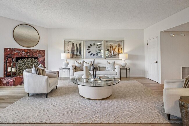 Building Photo - Elegant 2BR Condo with Golf Course Views i...
