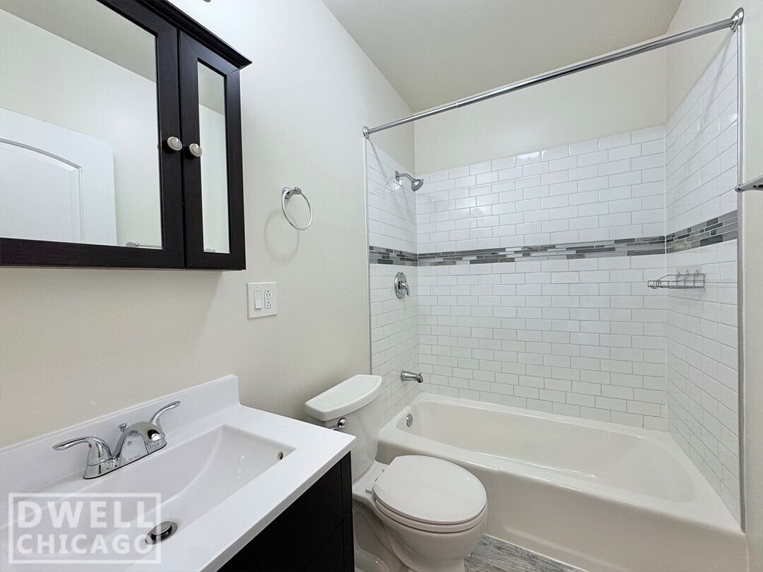 Building Photo - 915 W Waveland Ave