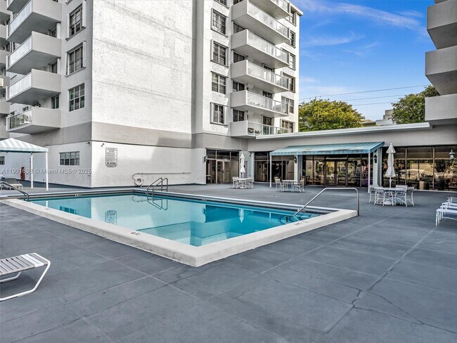 Building Photo - 10000 W Bay Harbor Dr