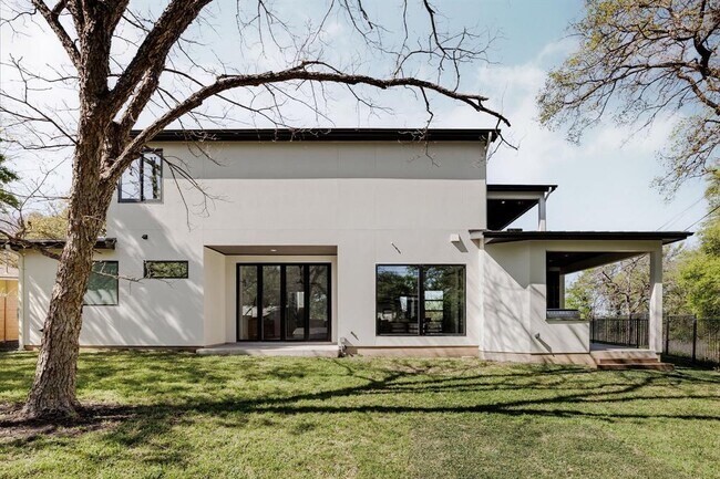 Building Photo - 2504 Bluffview Dr