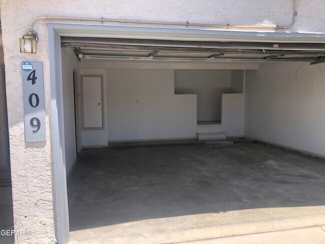 Building Photo - 409 Valle Fertil Dr