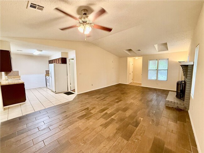 Building Photo - 930 N Century Dr