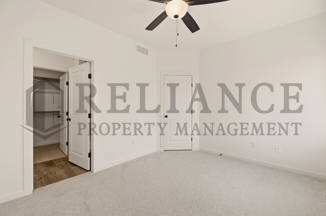 Building Photo - 5247 N Pinecrest Ct