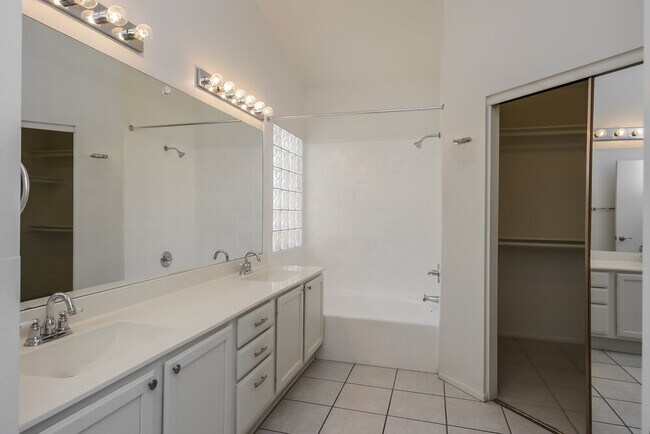 Building Photo - 1431 E Hearne Way