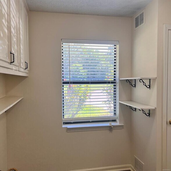 Building Photo - 5416 Handel Dr