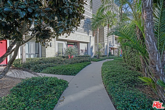 Building Photo - 5827 Meadowlark Pl