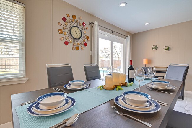 Building Photo - 5330 Hialeah Dr