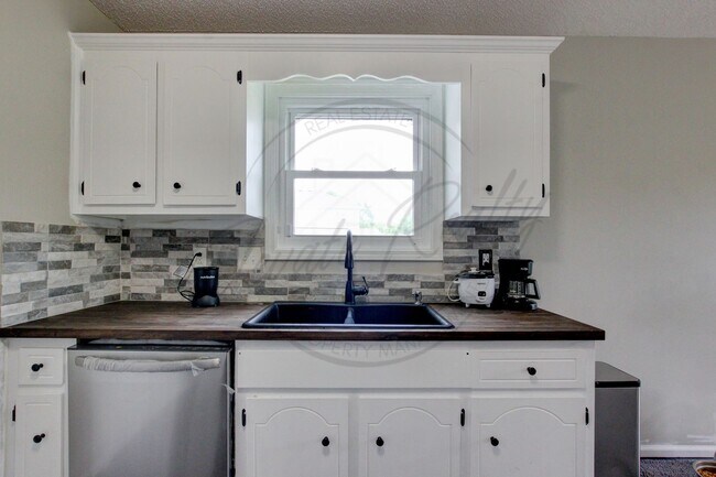 Building Photo - Three Bedroom On One Acre Lot in Clarksvil...