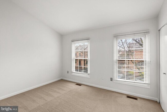 Building Photo - 1120 S Kenwood Ave