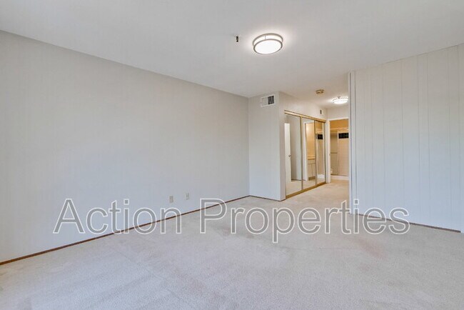 Building Photo - 49 Showers Dr